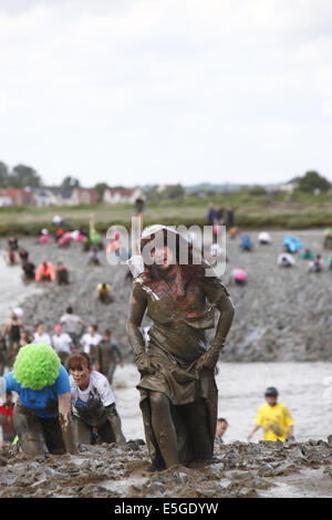 Le "fou" annuel excentrique Maldon Mud Race, tenue la fin du printemps/début de l'été selon les marées, à Maldon, Essex, Angleterre Banque D'Images