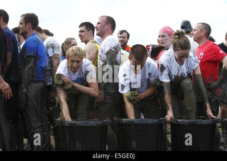 Le "fou" annuel excentrique Maldon Mud Race, tenue la fin du printemps/début de l'été selon les marées, à Maldon, Essex, Angleterre Banque D'Images