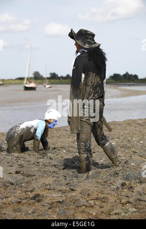 Le "fou" annuel excentrique Maldon Mud Race, tenue la fin du printemps/début de l'été selon les marées, à Maldon, Essex, Angleterre Banque D'Images