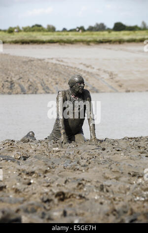 Le "fou" annuel excentrique Maldon Mud Race, tenue la fin du printemps/début de l'été selon les marées, à Maldon, Essex, Angleterre Banque D'Images