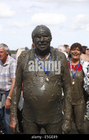 Le "fou" annuel excentrique Maldon Mud Race, tenue la fin du printemps/début de l'été selon les marées, à Maldon, Essex, Angleterre Banque D'Images