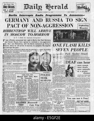 1939 Daily Herald front page pacte Nazi-Soviet déclaration signée par le ministre allemand des affaires étrangères Joachim Ribbetrop et le ministre soviétique des affaires étrangères Viatcheslav Molotov Banque D'Images