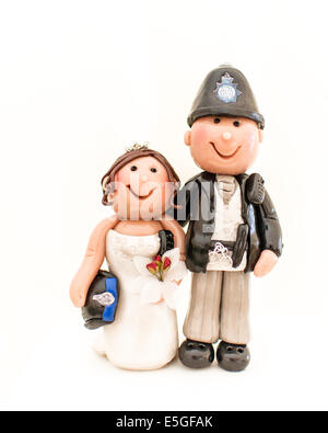 Une nouveauté cake topper à un mariage avec deux époux uniforme police sportifs Banque D'Images