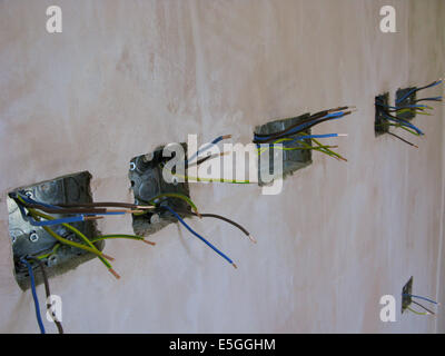 Prises électriques avec fils prête pour le câblage dans une nouvelle propriété ou d'extension Banque D'Images