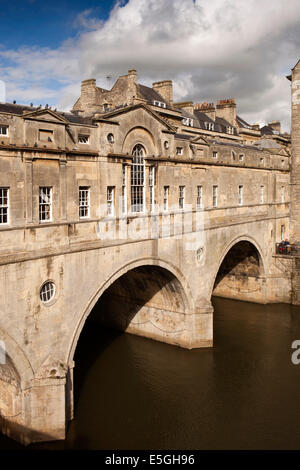 Royaume-uni, Angleterre, dans le Wiltshire, baignoire, Pulteney Bridge over River Avon Banque D'Images