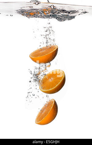 L'eau saine avec trois oranges fraîches. Splash isolated on white Banque D'Images