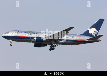 Boeing 767-200 AeroMexico arrive à l'aéroport Heathrow de Londres au Royaume-Uni à partir de Mexico Banque D'Images