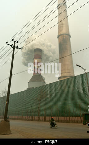 Fumée émise par la cheminée d'une usine de fer et d'acier à Tangshan, province de Hebei, Chine. 26 mars 2014 Banque D'Images