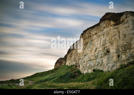 Une longue exposition paysage de ciel au-dessus de falaises dynamique flou Banque D'Images