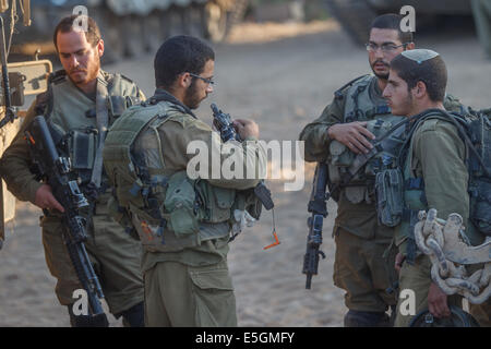 Frontière de Gaza. 30 juillet, 2014. Les soldats israéliens de la brigade Golani sont vus à une zone de préparation avant d'entrer dans Gaza d'Israël, le 30 juillet 2014. Le Premier ministre israélien Benjamin Netanyahu a dit jeudi qu'Israël continuera à déraciner les tunnels souterrains de Gaza indépendamment de tout accord de cessez-le-feu. Source : Xinhua/JINI/Alamy Live News Banque D'Images