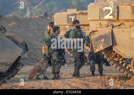 Frontière de Gaza. 30 juillet, 2014. Les soldats israéliens de la brigade Golani sont vus à une zone de préparation avant d'entrer dans Gaza d'Israël, le 30 juillet 2014. Le Premier ministre israélien Benjamin Netanyahu a dit jeudi qu'Israël continuera à déraciner les tunnels souterrains de Gaza indépendamment de tout accord de cessez-le-feu. Source : Xinhua/JINI/Alamy Live News Banque D'Images