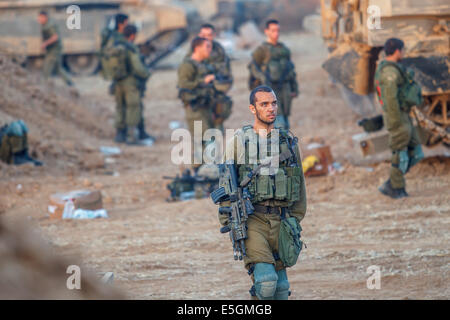 Frontière de Gaza. 30 juillet, 2014. Les soldats israéliens de la brigade Golani sont vus à une zone de préparation avant d'entrer dans Gaza d'Israël, le 30 juillet 2014. Le Premier ministre israélien Benjamin Netanyahu a dit jeudi qu'Israël continuera à déraciner les tunnels souterrains de Gaza indépendamment de tout accord de cessez-le-feu. Source : Xinhua/JINI/Alamy Live News Banque D'Images