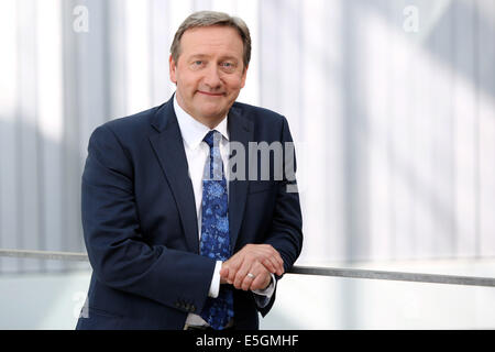 Hambourg, Allemagne. 31 juillet, 2014. L'acteur britannique Neil Dudgeon pose lors d'un photocall de chaîne de télévision allemande ZDF à Hambourg, Allemagne, 31 juillet 2014. Les nouveaux épisodes de la série 'crime ZDF Inspecteur Barnaby' avec Dudgeon comme Detective Chief Inspector John Barnaby va commencer le 21 septembre 2014. Photo : MALTE CHRÉTIENS/dpa/Alamy Live News Banque D'Images