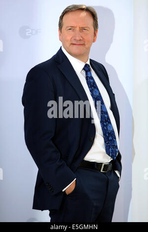 Hambourg, Allemagne. 31 juillet, 2014. L'acteur britannique Neil Dudgeon pose lors d'un photocall de chaîne de télévision allemande ZDF à Hambourg, Allemagne, 31 juillet 2014. Les nouveaux épisodes de la série 'crime ZDF Inspecteur Barnaby' avec Dudgeon comme Detective Chief Inspector John Barnaby va commencer le 21 septembre 2014. Photo : MALTE CHRÉTIENS/dpa/Alamy Live News Banque D'Images