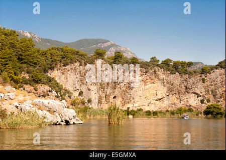 La navigation de plaisance est un passe-temps très populaire sur la rivière Dalyan dans la province de Mugla, Turquie Banque D'Images