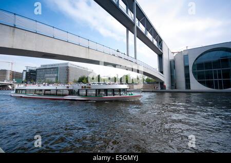 Allemagne, Berlin, Band des Bundes Ministères de gouvernement complexe chevauche la rivière Spree Banque D'Images