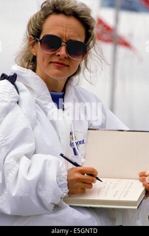 PLYMOUTH, ANGLETERRE ET NAVIGATRICE-AUTEUR CLARE FRANCIS SIGNER UNE COPIE D'UN DE SES LIVRES. PHOTO:JONATHAN EASTLAND/AJAX Banque D'Images