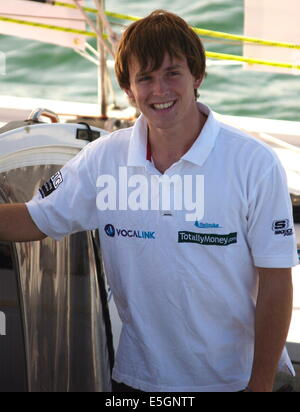 AJAXNETPHOTO. 29 AOÛT 2009. PORTSMOUTH, ANGLETERRE - LE PLUS JEUNE MONDE GIRDLER - MIKE PERHAM ARRIVE DANS LE SOLENT DANS SON YACHT TOTALLYMONEY.COM.PHOTO:JONATHAN EASTLAND/AJAX Banque D'Images