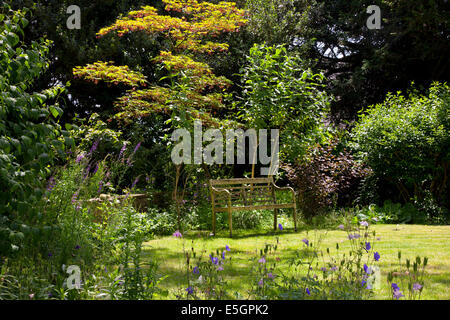 Banc de jardin en bois coin jardin d'été en anglais Banque D'Images