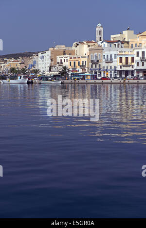 Vue sur le port d'Ermoúpoli ville - la capitale des Cyclades-, le plus ancien port de la Grèce moderne, situé dans l'île de Syros Banque D'Images