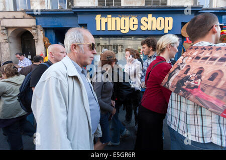 Les visiteurs du Festival Fringe d'adopter dans le magasin grande rue de la ville. Banque D'Images