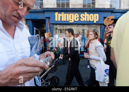 Les visiteurs du Festival Fringe d'adopter dans le magasin grande rue de la ville. Banque D'Images