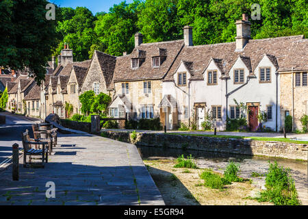 Une rangée de cottages avec terrasse joli Bybrook le long de la rivière dans le village de Castle Combe Cotswolds dans le Wiltshire. Banque D'Images