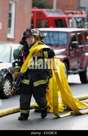 Les pompiers répondent à une 6-alarme incendie à Boston, Massachusetts, USA Banque D'Images