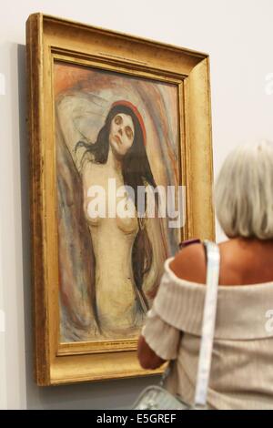 Hambourg, Allemagne. 31 juillet, 2014. Un visiteur se trouve en face d'Edvard Munch's 'Madonna' à partir de 1893-1895 à la Kunsthalle de Hambourg, Allemagne, 31 juillet 2014. La Kunsthalle de Hambourg restera ouvert malgré les travaux de modernisation. 200 chefs-d'œuvre sera exposée à la galerie de l'époque contemporaine sous le titre 'Spot on' avant le 03 janvier 2016. Photo : MALTE CHRÉTIENS/dpa/Alamy Live News Banque D'Images