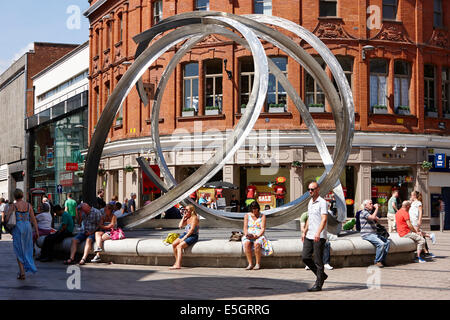 Cornmarket avec l'esprit de la sculpture de Belfast Belfast City Centre Banque D'Images