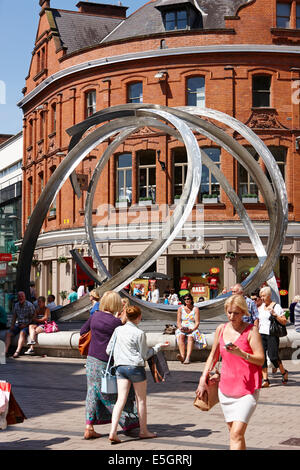 Cornmarket avec l'esprit de la sculpture de Belfast Belfast City Centre Banque D'Images