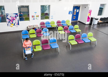 Patient enfant en zone d'attente. Centre de soins d'urgence du NHS, Bracknell, Berkshire, England, GB, au Royaume-Uni. Banque D'Images