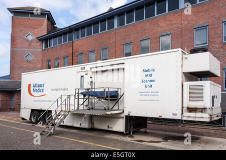 L'extérieur de l'unité d'IRM MOBILE NHS Centre de soins d'urgence Banque D'Images