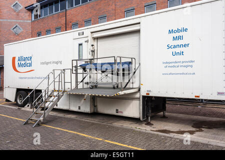 L'extérieur de l'unité d'IRM MOBILE NHS Centre de soins d'urgence Banque D'Images