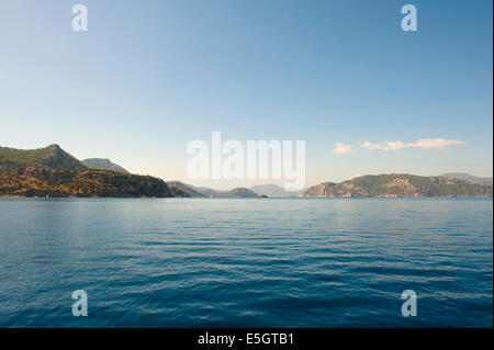 La navigation dans le Golfe de Gökova en début de soirée, les eaux calmes et paisibles terres, Marmaris, Turquie Banque D'Images