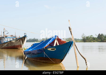 Bateaux sur la rivière Thu Bon, Hoi An, Quang Nam province, République socialiste du Vietnam. Banque D'Images