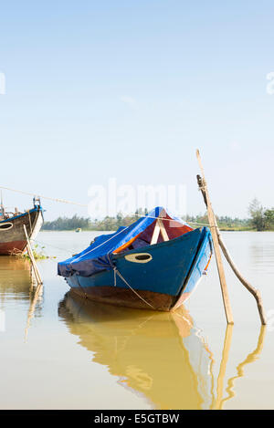 Bateaux sur la rivière Thu Bon, Hoi An, Quang Nam province, République socialiste du Vietnam. Banque D'Images