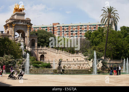 Le Cascada monument avec cascade et fontaine dans le Parc de la Ciutadella à Barcelone, Catalogne, Espagne. Banque D'Images