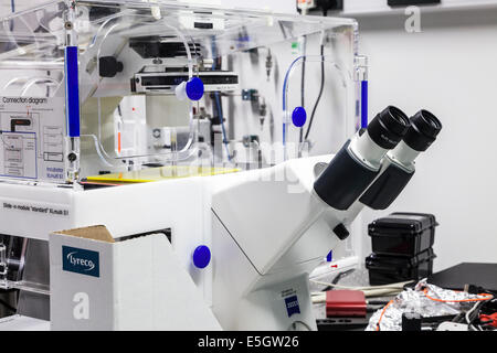 Une seule molécule sur un banc de laboratoire microscope avec un icubator derrière. Banque D'Images