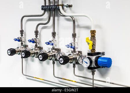 Tubes qui alimentent un laboratoire de recherche scientifique avec les principaux gaz présents dans notre atmosphère. Banque D'Images