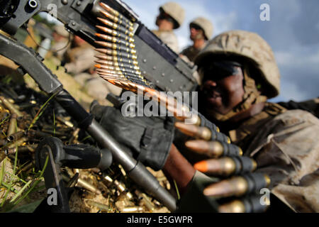 U.S. Marine Corps Pvt. James Jamison, un mitrailleur avec le 1er Bataillon, 23e Régiment de Marines, une mitrailleuse M240B Banque D'Images