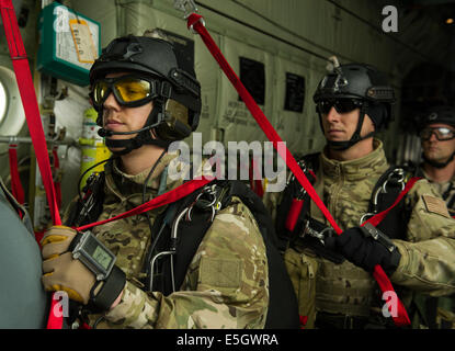 U.S. Air Force pararescuemen avec le 48e groupe expéditionnaire de la préparation d'un saut de ligne statique à partir d'un C-130J Super Hercules Banque D'Images