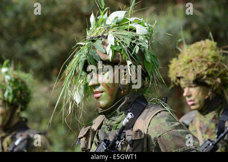 Un soldat de formation de base est prêt à recevoir des instructions de leur formation au cours d'un sergent demonstrati Banque D'Images