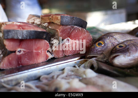 Lapu-lapu, le vivaneau et le thon, fruits de mer sur le marché asiatique Banque D'Images