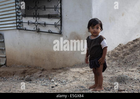 Un enfant guatémaltèque tient à son domicile comme des soldats américains avec la 318e compagnie d'opérations psychologiques effectuer le suivi évaluation Banque D'Images