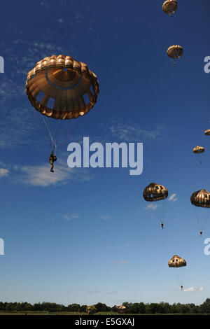 Les parachutistes de l'armée française se préparer à atterrir à Picauville, France, 8 juin 2014, lors d'un événement commémorant le 70anniversar Banque D'Images