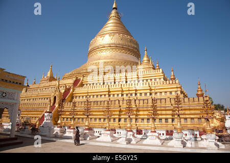Shwezigon Paya temple à Nyuang U près de Bagan, Myanmar (Birmanie). Banque D'Images