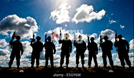 Des soldats américains avec la Compagnie Charlie, 2e Bataillon, 104e régiment de cavalerie, New Jersey Army National Guard posent pour une photo Ju Banque D'Images