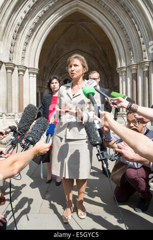 Londres, Royaume-Uni. 31 juillet, 2014. Enquête publique sur la mort d'Alexandre Litvinenko est ouvert. Pic montre sa veuve Marina Litvinenko à l'extérieur de la Haute Cour Crédit : PAUL GROVER/Alamy Live News Banque D'Images