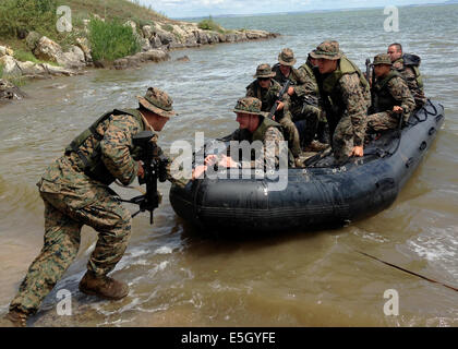 Les Marines américains et les marins avec le 3e Bataillon, 8e Régiment de Marines, affectés à la Force de rotation de la mer Noire (BSRF) 14-2, condu Banque D'Images